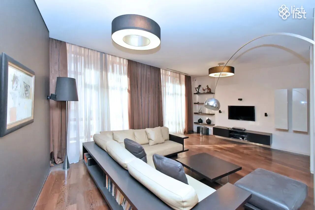 6 room apartment on